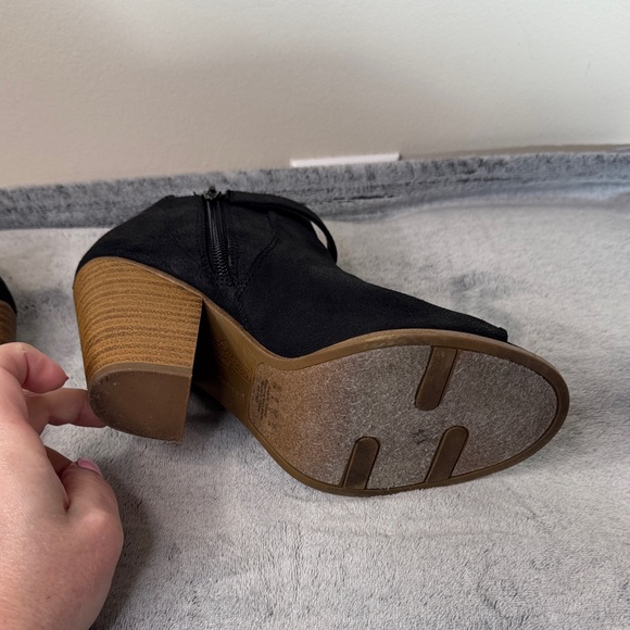 Fergalicious “Retro” Black Peep Toe Ankle Booties - Size 7 - Side Zip - Picture 10 of 11